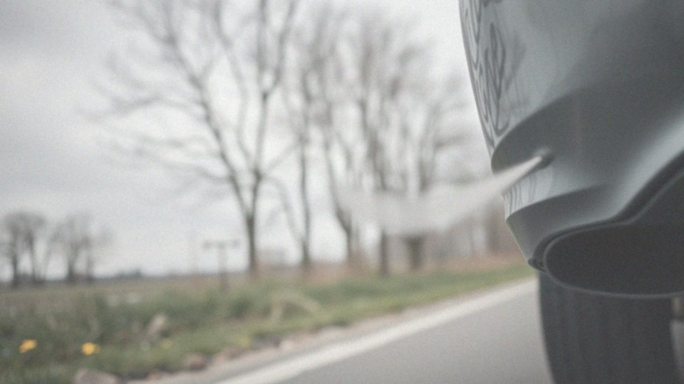 Jakie mają konsekwencje wysokie emisje węglowodorów spowodowane uszkodzoną sondą lambda?